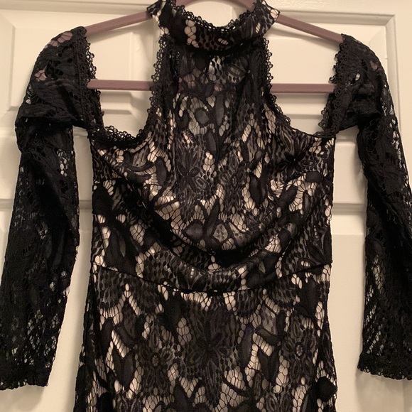 Lace dress - Picture 3 of 7